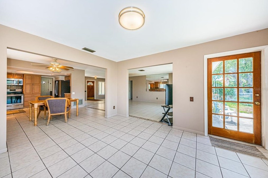 15922 Redington Dr, Saint Petersburg FL  33708-1746 exterior