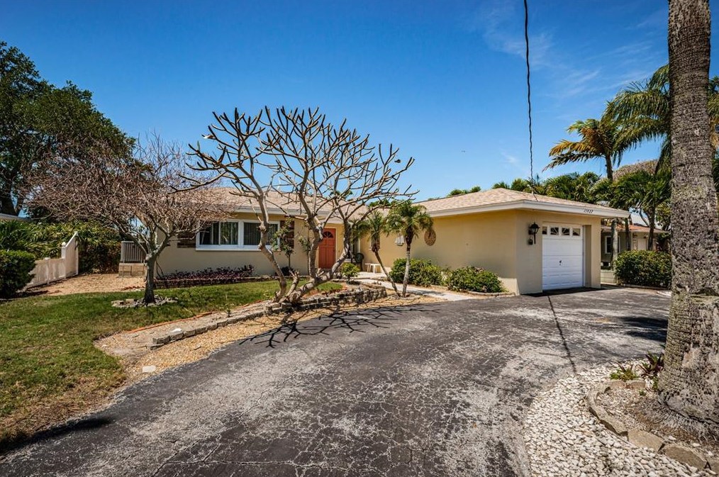 15922 Redington Dr, Saint Petersburg FL  33708-1746 exterior