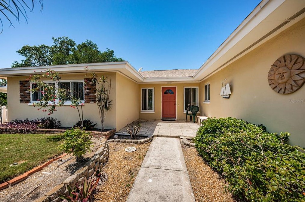 15922 Redington Dr, Saint Petersburg FL  33708-1746 exterior