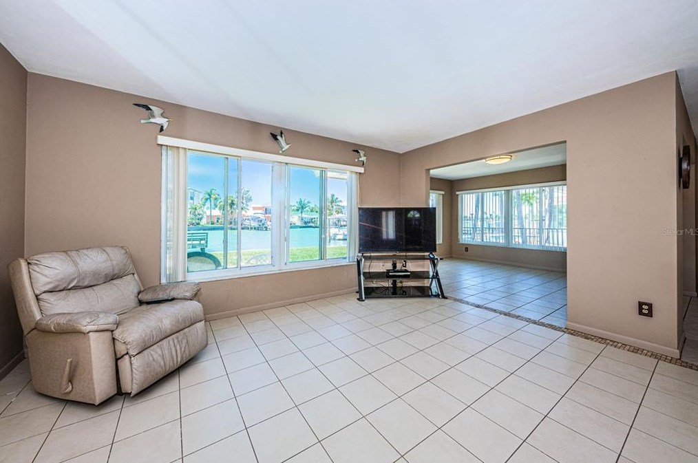 15922 Redington Dr, Saint Petersburg FL  33708-1746 exterior