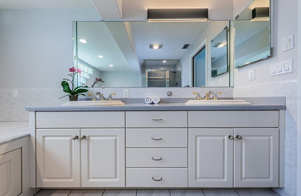 1969 Illinois Ave, Saint Petersburg FL  33703-3421 exterior