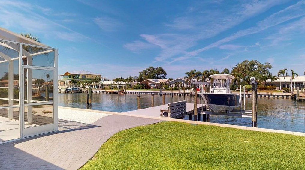 1969 Illinois Ave, Saint Petersburg FL  33703-3421 exterior