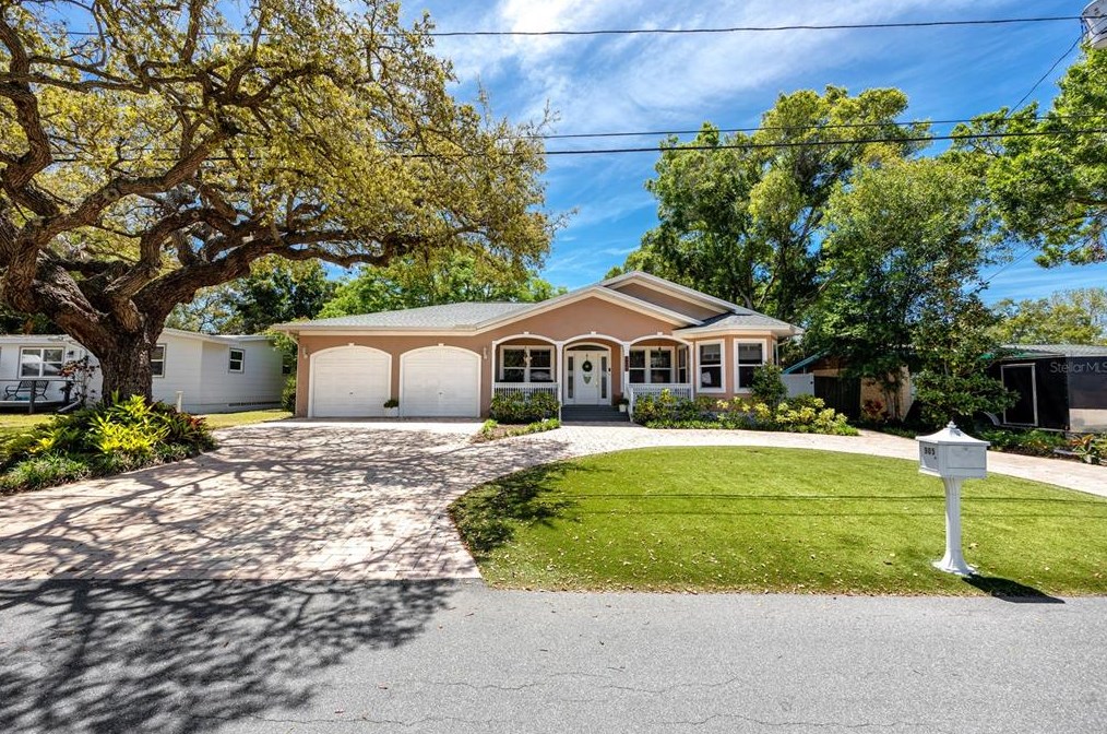 905 Palm Dr, Largo, FL 33770-4455