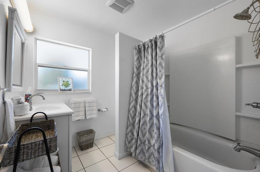2325 Shr Dr, Saint Petersburg FL  33705-3328 exterior