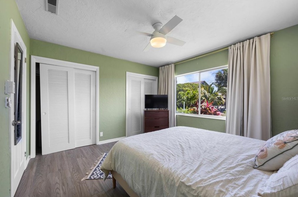 2325 Shr Dr, Saint Petersburg FL  33705-3328 exterior