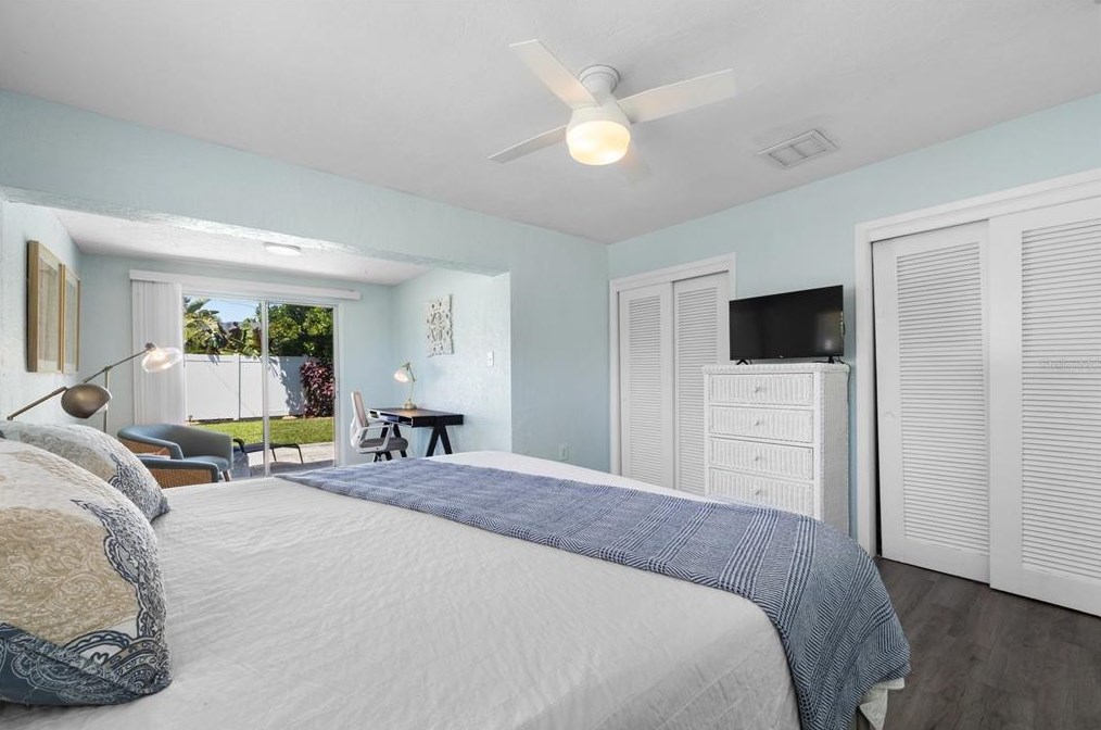 2325 Shr Dr, Saint Petersburg FL  33705-3328 exterior