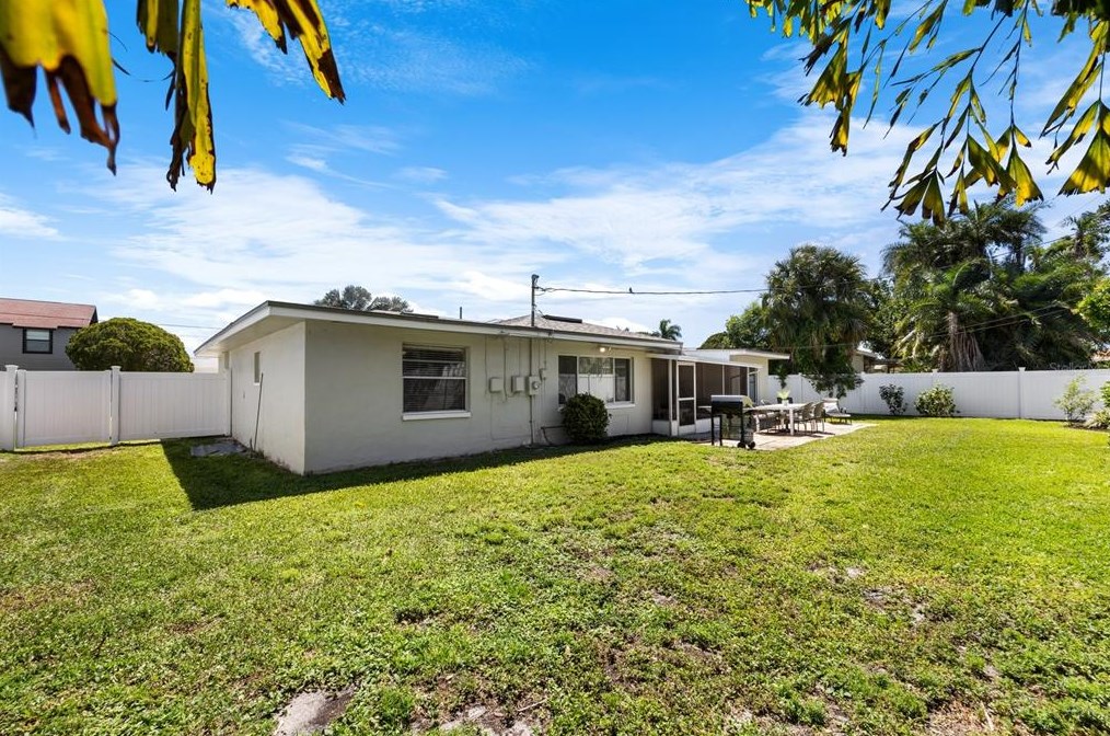 2325 Shr Dr, Saint Petersburg FL  33705-3328 exterior