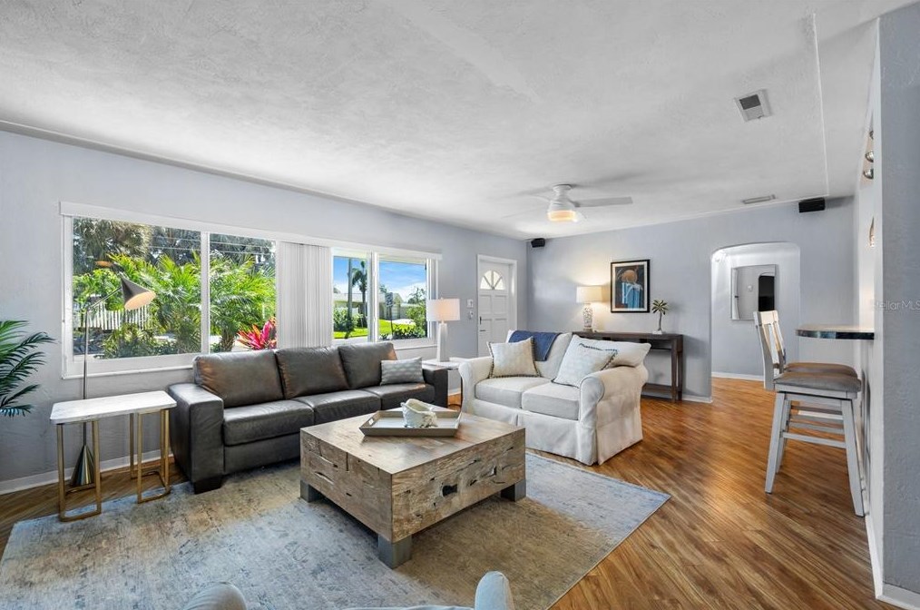 2325 Shr Dr, Saint Petersburg FL  33705-3328 exterior