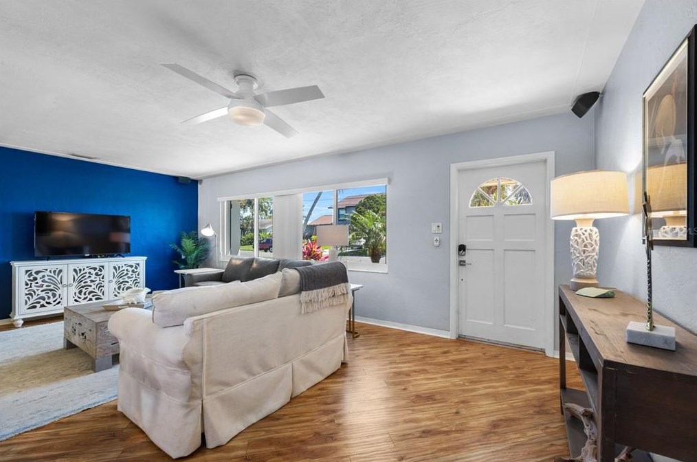 2325 Shr Dr, Saint Petersburg FL  33705-3328 exterior