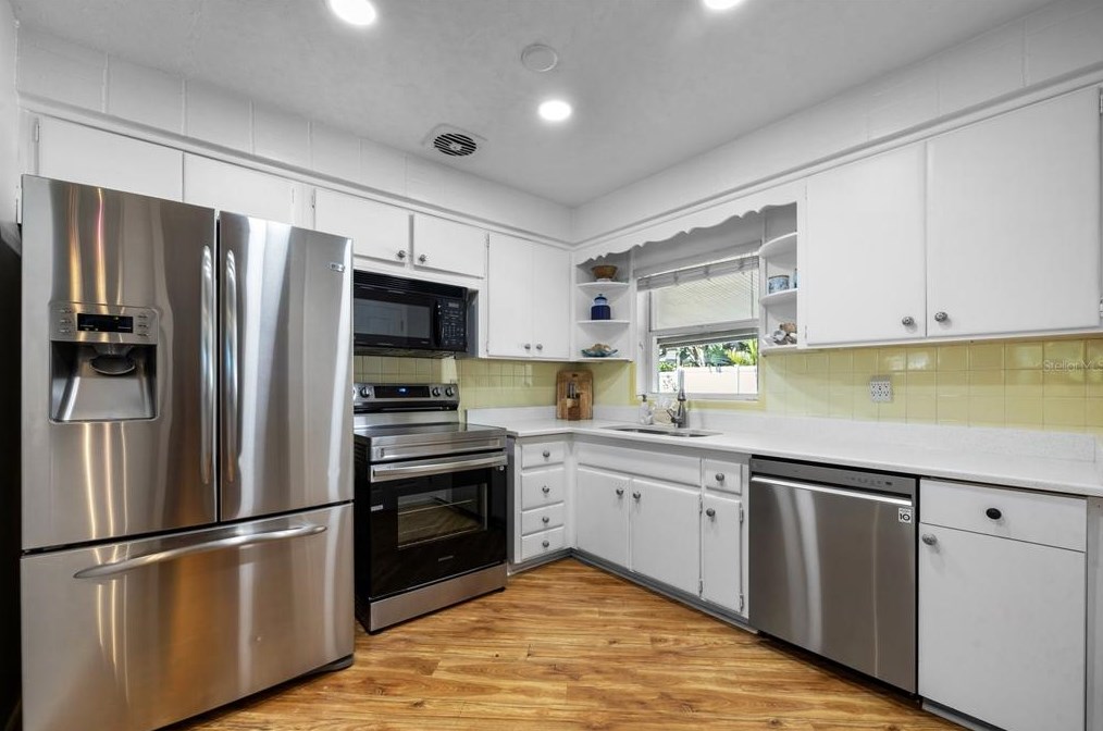 2325 Shr Dr, Saint Petersburg FL  33705-3328 exterior