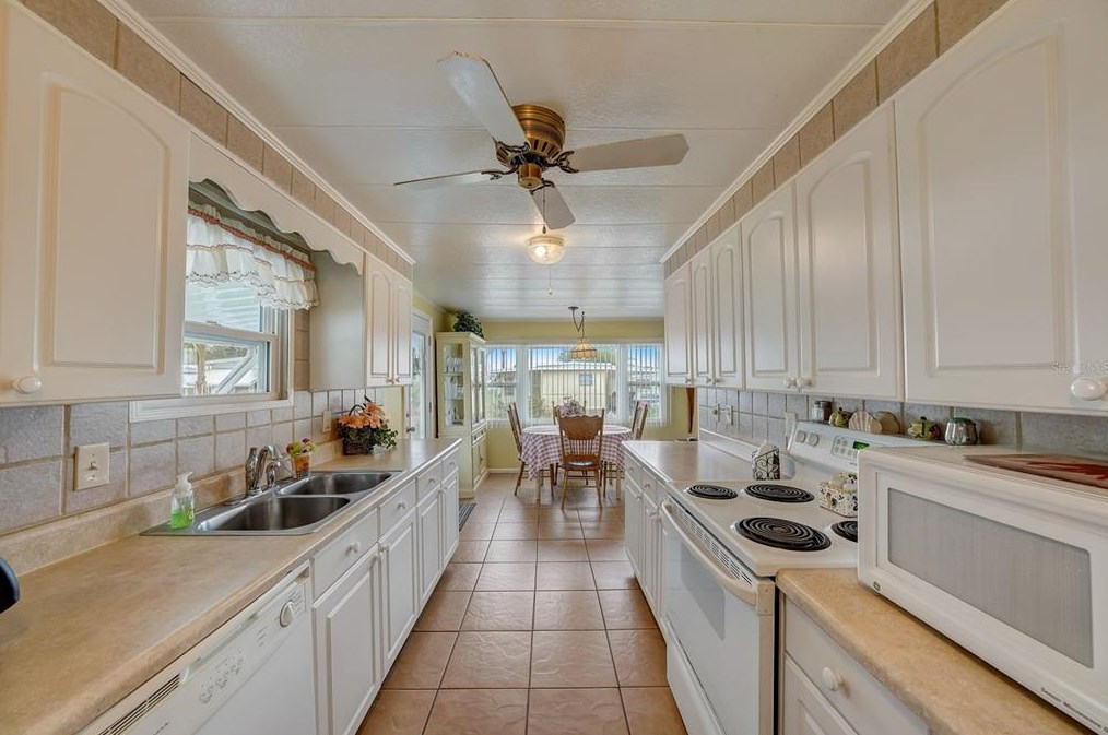 143 Melody Ln, Tarpon Springs FL  34689-5027 exterior