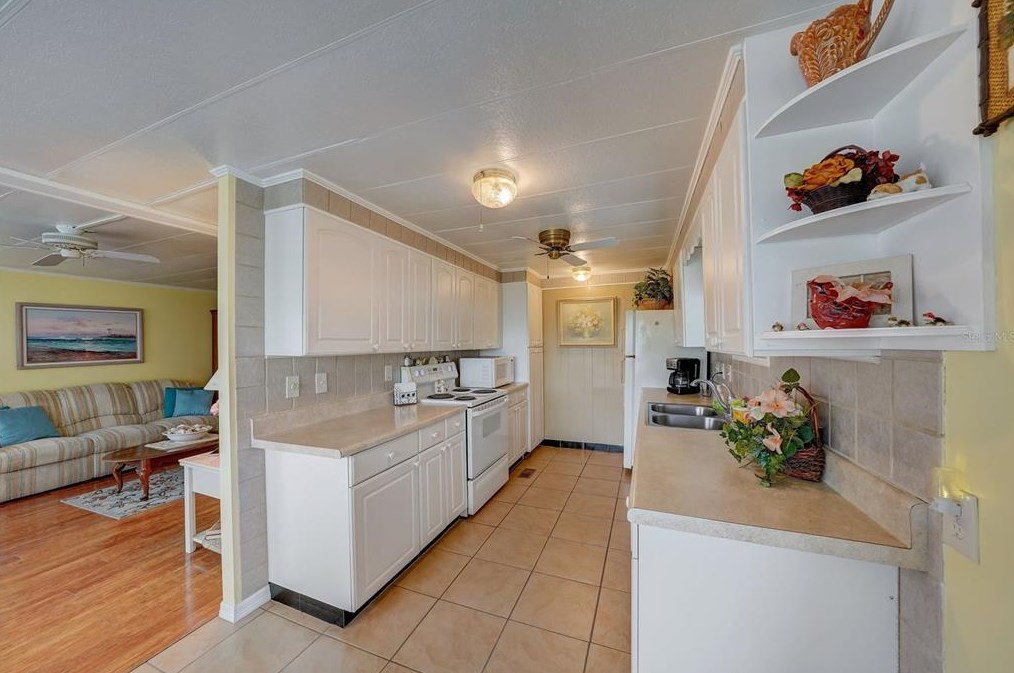 143 Melody Ln, Tarpon Springs FL  34689-5027 exterior