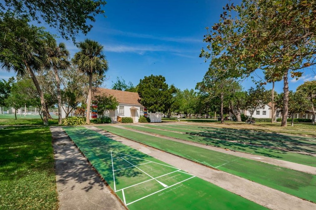 143 Melody Ln, Tarpon Springs FL  34689-5027 exterior