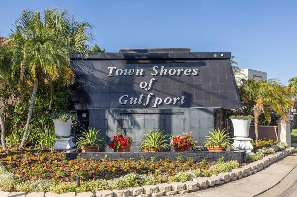 6020 Shore Blvd, Saint Petersburg FL  33707-5841 exterior