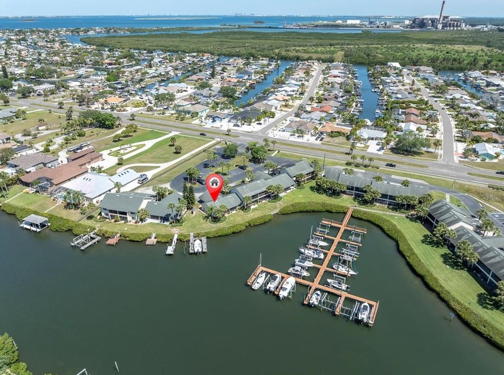 654 Yardarm Dr, Ruskin, FL 33572
