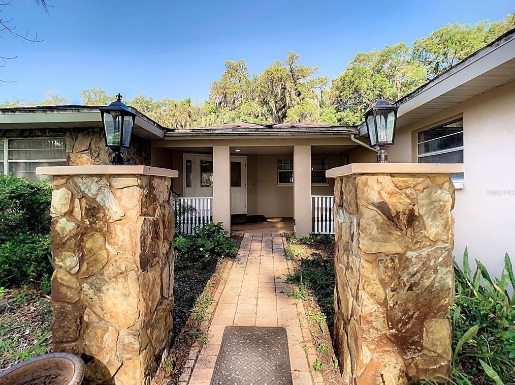 303 Chastain Rd, Seffner, FL 33584-4803