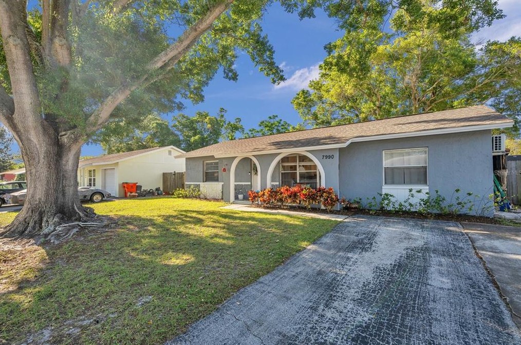 7990 Aberdeen Cir, Largo, FL 33773-1618