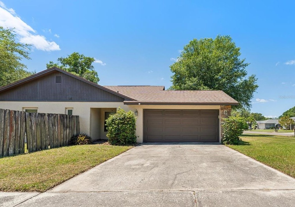 17637 Meadowbridge Dr, Lutz, FL 33549