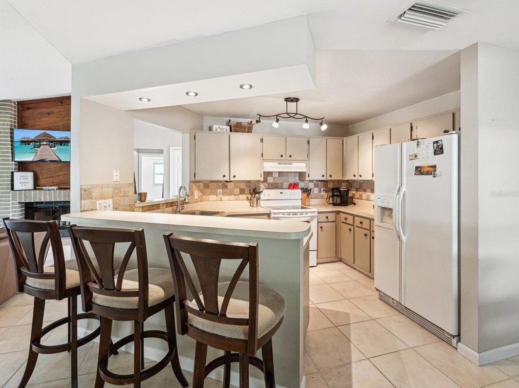 17637 Meadowbridge Dr, Lutz FL  33549-5574 exterior