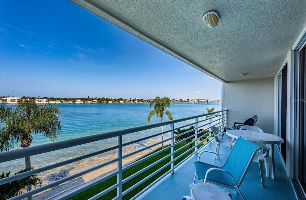 6093 Bahia Del Mar Cir, Saint Petersburg FL  33715-3322 exterior