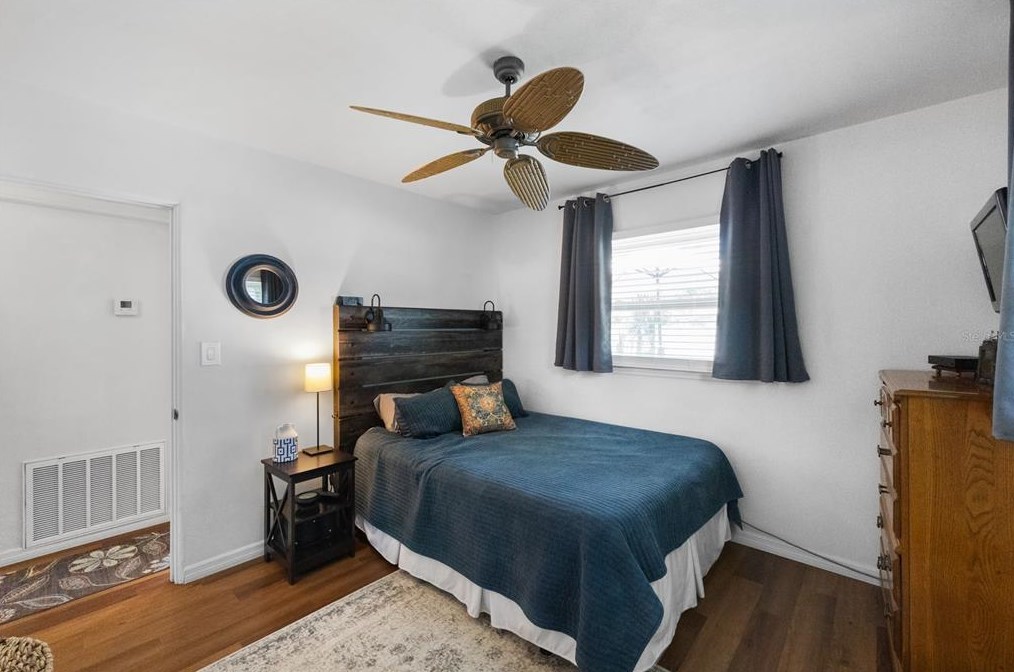 7025 35th Ter, Saint Petersburg FL  33710-1445 exterior