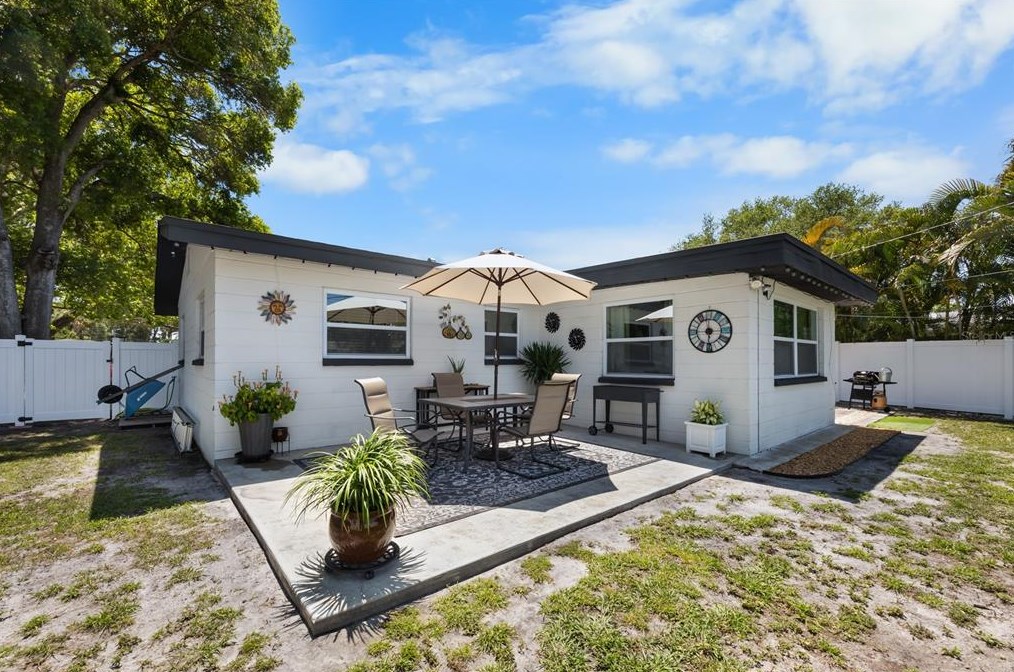 7025 35th Ter, Saint Petersburg FL  33710-1445 exterior