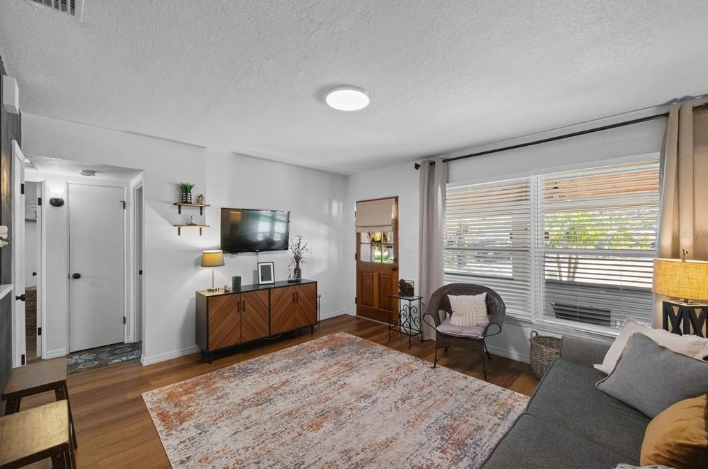 7025 35th Ter, Saint Petersburg FL  33710-1445 exterior