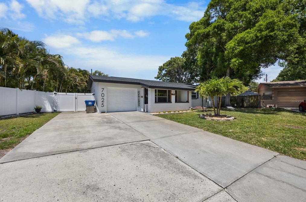 7025 35th Ter, Saint Petersburg FL  33710-1445 exterior