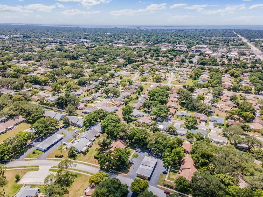 2582 Bentley Dr, Palm Harbor FL  34684-1804 exterior