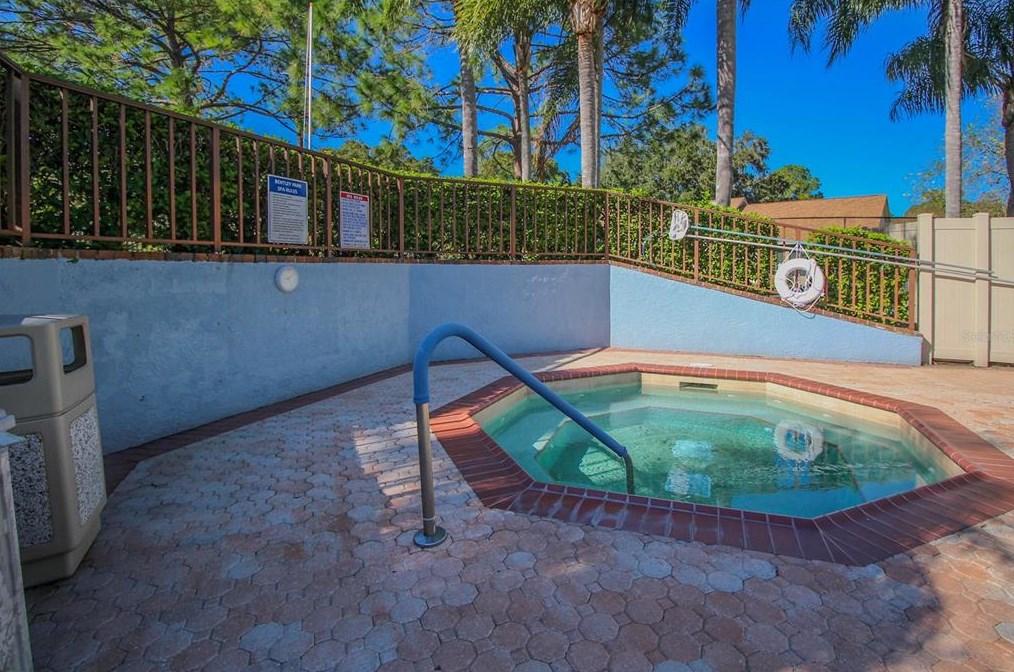 2582 Bentley Dr, Palm Harbor FL  34684-1804 exterior