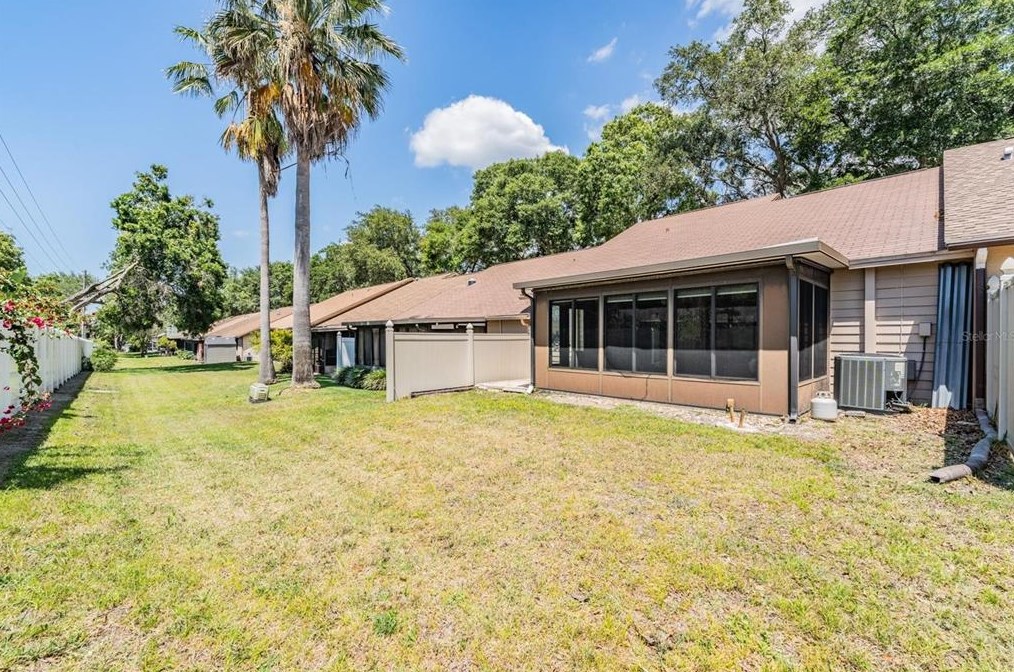 2582 Bentley Dr, Palm Harbor FL  34684-1804 exterior