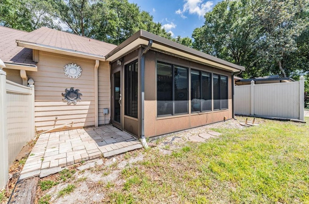 2582 Bentley Dr, Palm Harbor FL  34684-1804 exterior