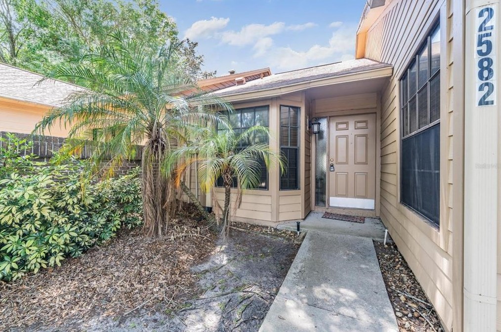 2582 Bentley Dr, Palm Harbor, FL 34684