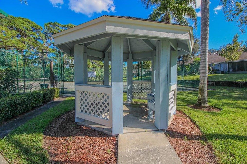 2582 Bentley Dr, Palm Harbor FL  34684-1804 exterior