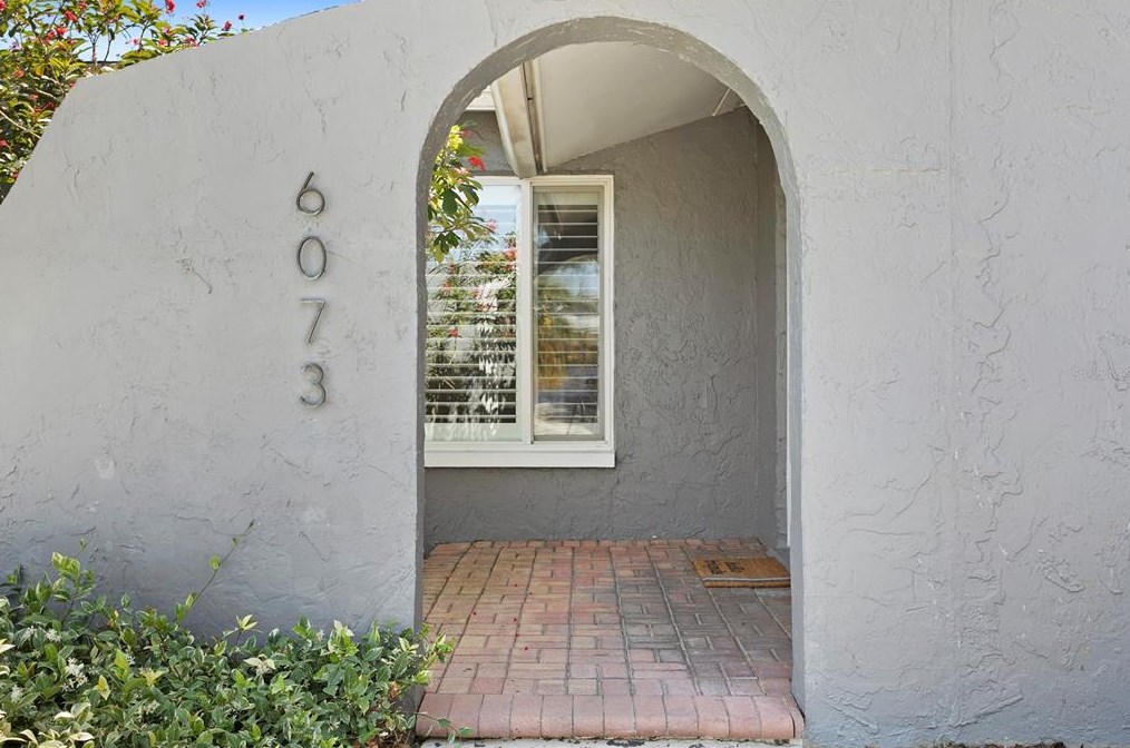 6073 Tanglewood Dr Ne, Saint Petersburg, FL 33703