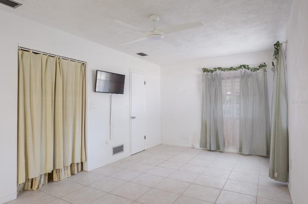 135 Rodney Ct, Palm Harbor FL  34684-4642 exterior