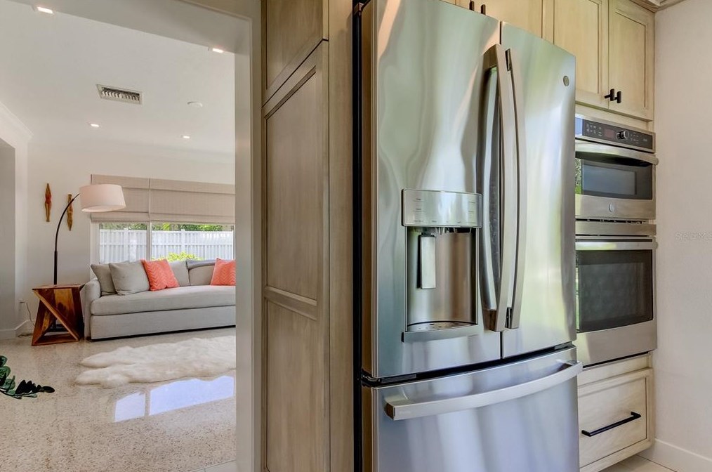 10135 Yacht Club Dr, Saint Petersburg FL  33706-3154 exterior