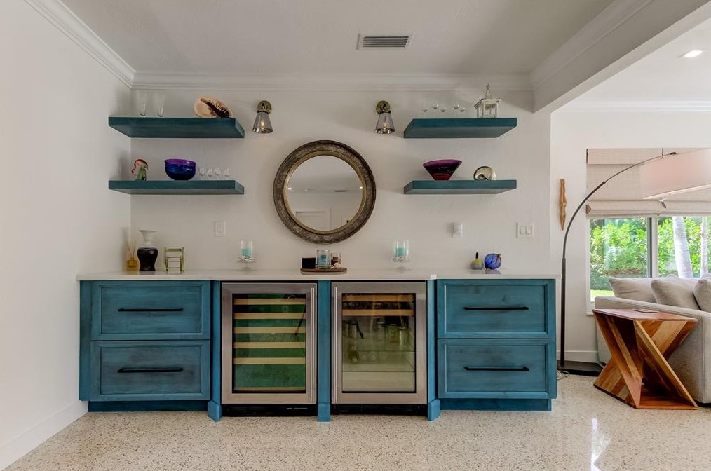 10135 Yacht Club Dr, Saint Petersburg FL  33706-3154 exterior