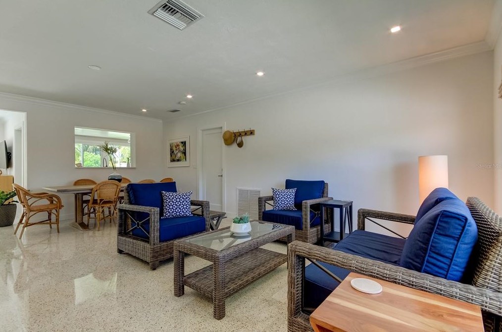 10135 Yacht Club Dr, Saint Petersburg FL  33706-3154 exterior