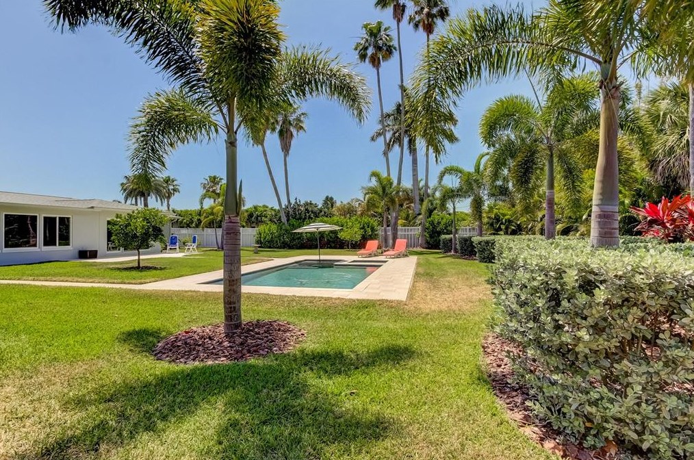 10135 Yacht Club Dr, Saint Petersburg FL  33706-3154 exterior