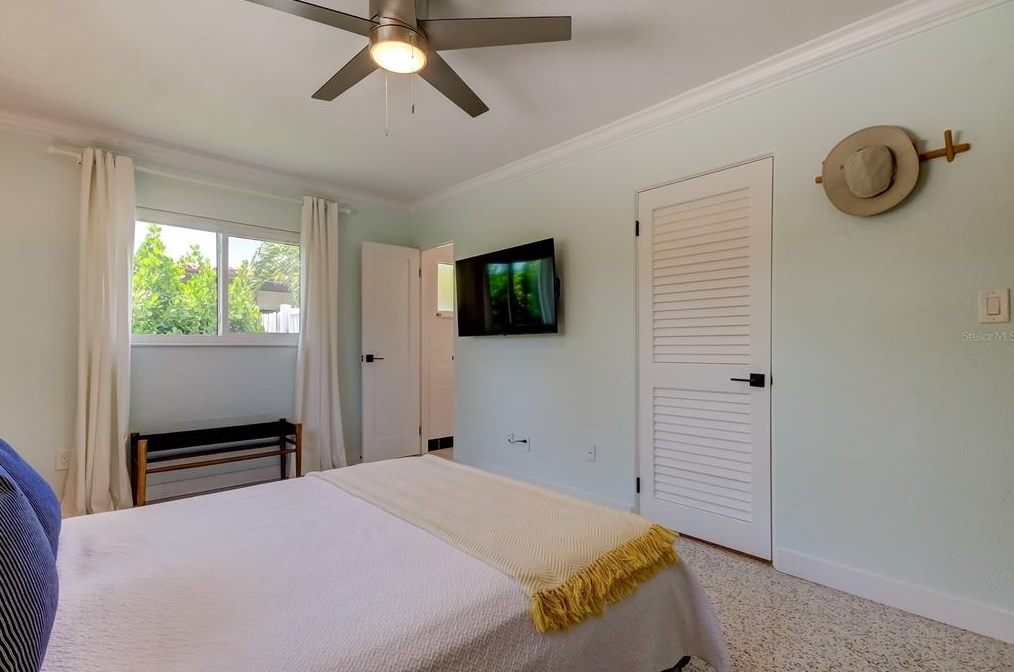 10135 Yacht Club Dr, Saint Petersburg FL  33706-3154 exterior