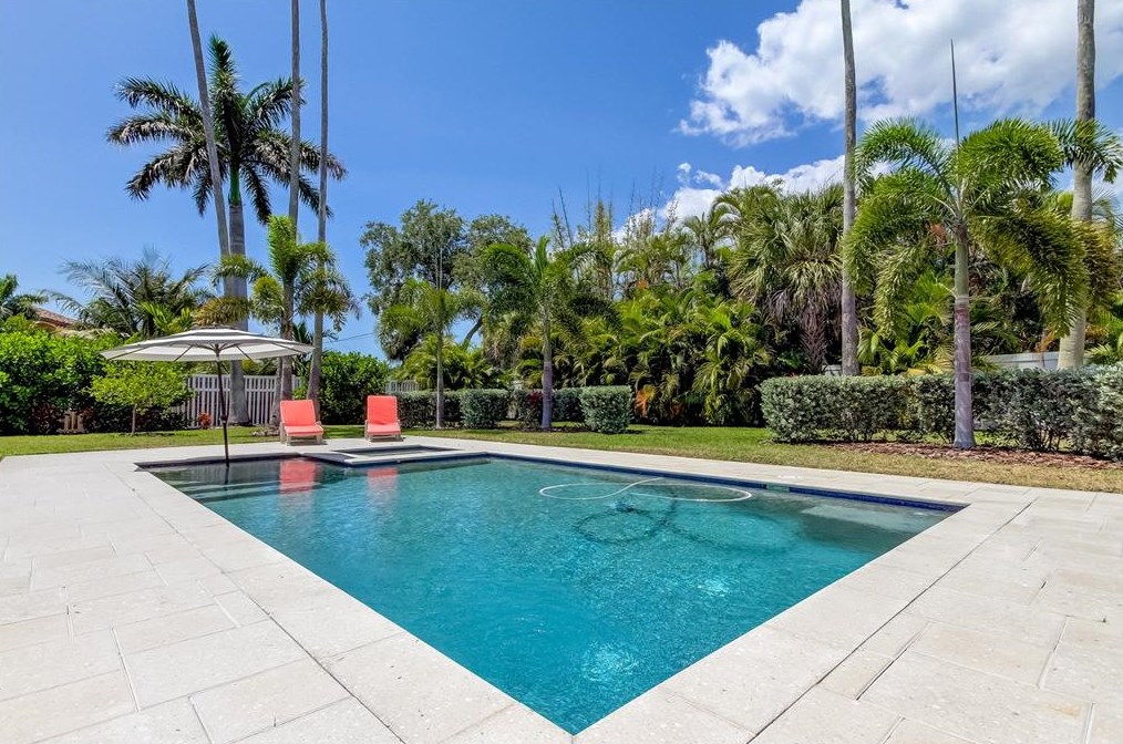 10135 Yacht Club Dr, Saint Petersburg FL  33706-3154 exterior