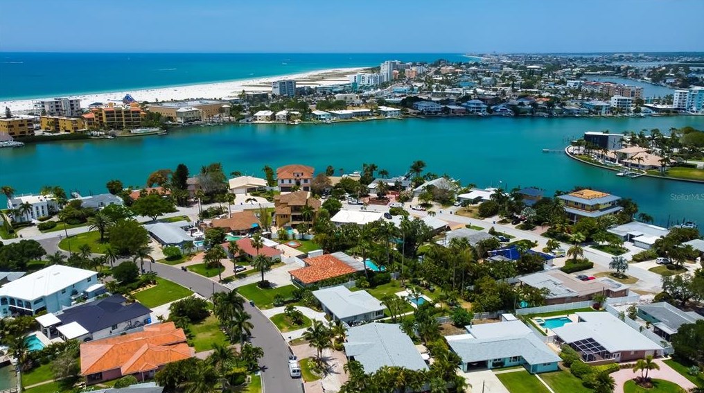 10135 Yacht Club Dr, Saint Petersburg FL  33706-3154 exterior