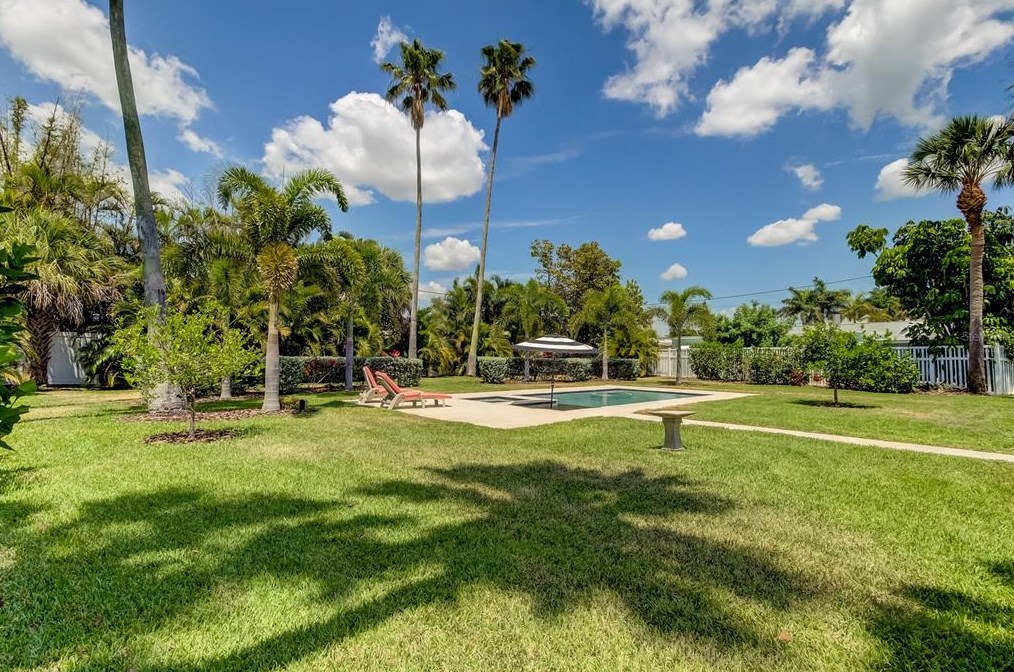 10135 Yacht Club Dr, Saint Petersburg FL  33706-3154 exterior