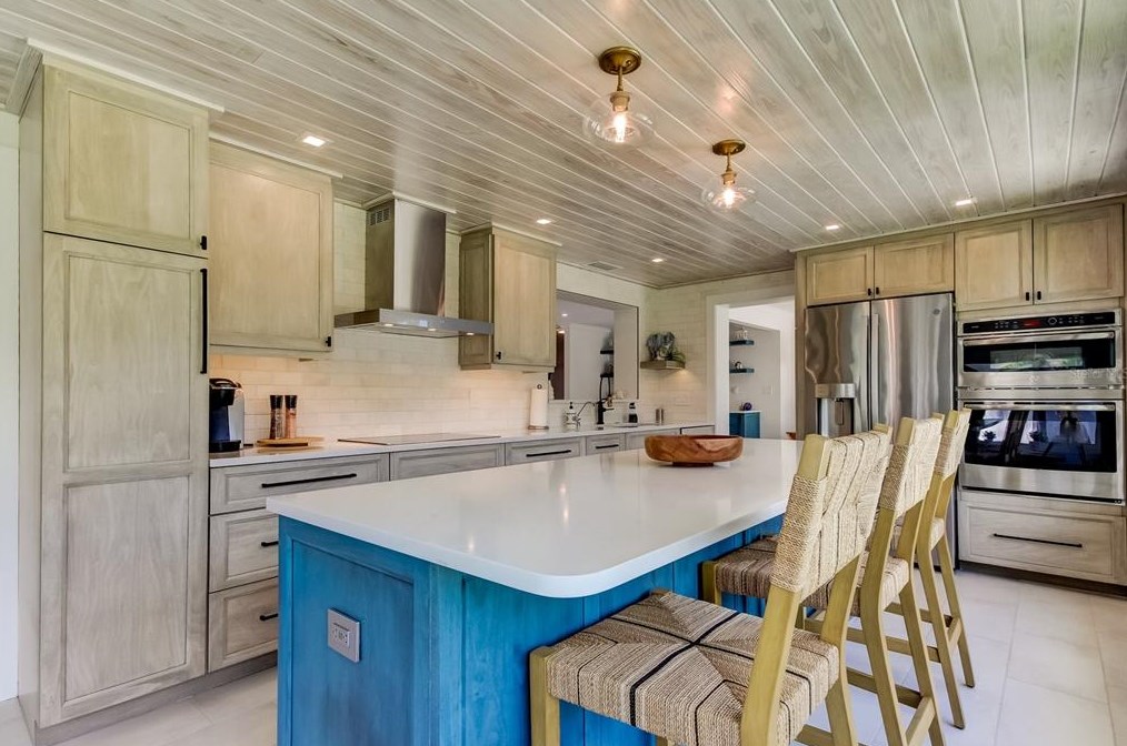 10135 Yacht Club Dr, Saint Petersburg FL  33706-3154 exterior