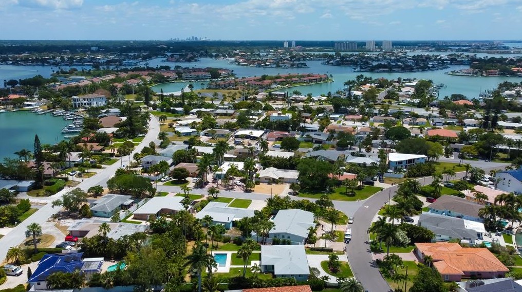 10135 Yacht Club Dr, Saint Petersburg FL  33706-3154 exterior