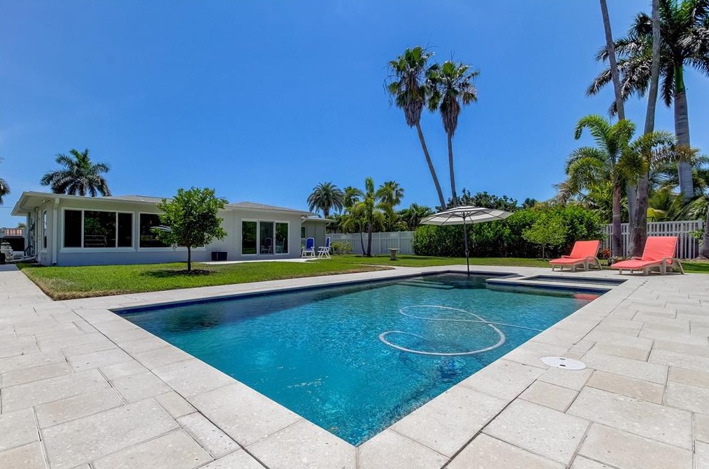 10135 Yacht Club Dr, Saint Petersburg FL  33706-3154 exterior