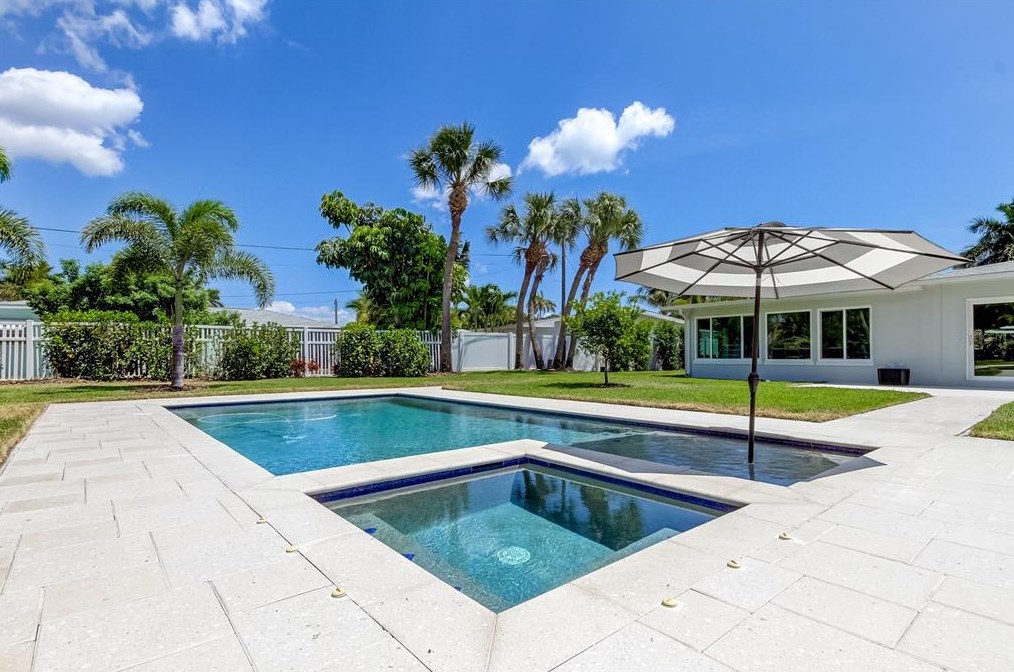 10135 Yacht Club Dr, Saint Petersburg FL  33706-3154 exterior