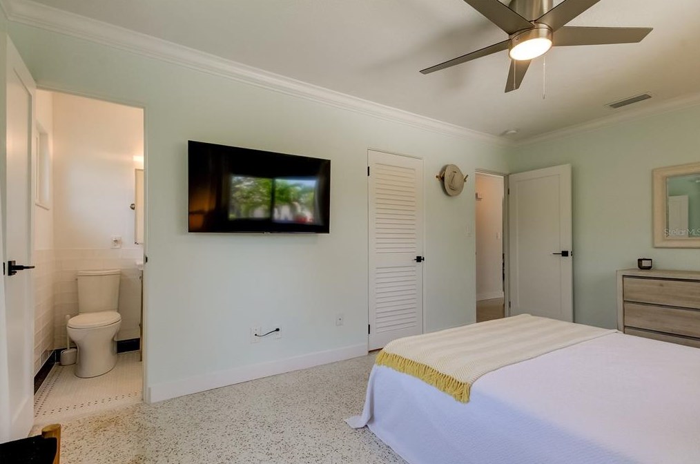 10135 Yacht Club Dr, Saint Petersburg FL  33706-3154 exterior