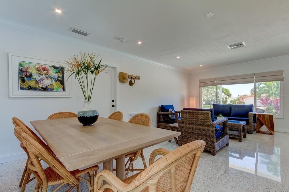 10135 Yacht Club Dr, Saint Petersburg FL  33706-3154 exterior